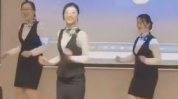 小姐姐年会掉钱,小姐姐不慎掉落万元现金，现场瞬间沸腾！
