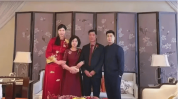 徐云丽婚床照曝光！穿深红婚服抱丈夫手臂背景山水画引热议2025年5月24日